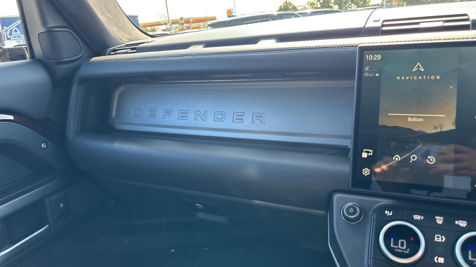 Land Rover Defender 5.0 P525 V8 90 Edition 3dr Auto Petrol Estate - Image 25